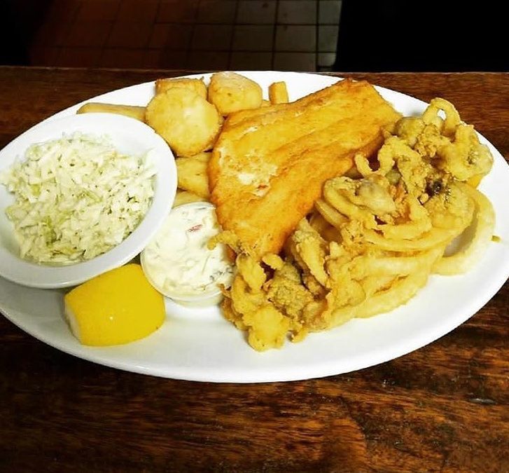Seafood Specials for the weekend start TONIGHT! Steamers (steamed in garlic & beer), Clam Plate, Clam Roll, Fisherman’s Platter! #Waltham #beer #frieddeliciousness #seafood #seafoodspecials #friedclams #steamers #moodystreet