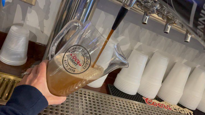 Sunday Funday! Guess what’s on the board??? If you Guessed Guinness Beef Stew, you’re correct! French Onion Soup too! Patriots kick off at 1PM. Dining room hours: 12PM – 8PM BAR OPEN LATE! #shoppers #waltham #moodyst #beer #cocktails #specials #sundayfunday